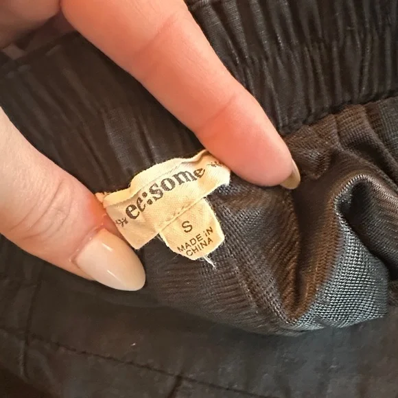 eesome Black Scalloped Hem Shorts - Picture 2 of 2